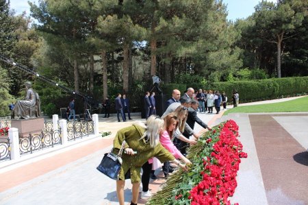 Scientists of the Institute of Philosophy and Sociology visited the grave of great leader Heydar Aliyev in the Alley of Honors