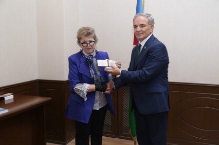 Professor Rəna Mirzəzadəyə “Azərbaycan Xalq Cümhuriyyəti - 100” medalı verildi