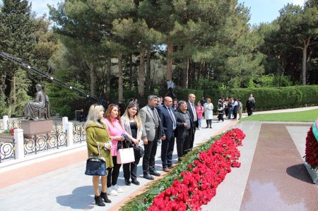 Scientists of the Institute of Philosophy and Sociology visited the grave of great leader Heydar Aliyev in the Alley of Honors